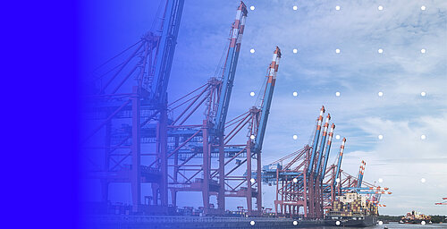 ALL ABOUT PORTS Keyvisual Containerkräne am Hafen unter blauem Himmel, linke Bildhälfte mit blauem Farbverlauf und weißen Punkten.