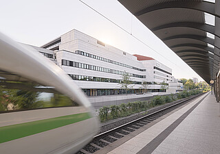 Dammtor-Bahnhof mit Blick aufs CCH